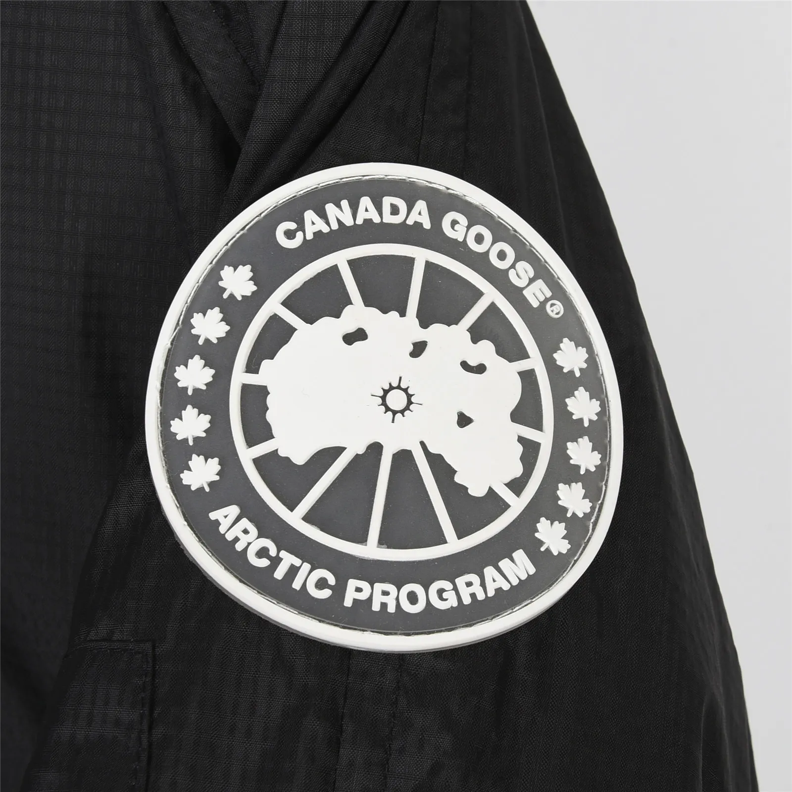 P860 Big Goose 01 Glacial White Label Down Jacket Canada Goose Canada Goose FW21 Chilliwack Series Glacial Haze White Label 01 Pilot Solid Color Hooded Down Jacket Down Jacket Winter Unisex Description: The Chilliwack bomber jacket was originally designed for pilots in uninhabited areas in northern Canada. It is durable, warm and easy to move, which can meet the needs of pilots working in the Arctic waterways. Chilliwack's iconic style remains popular and is a popular jacket from Canada Goose. The Northern Lights capsule collection is reimagined in rich hues inspired by the stunning colors of Canada's north. The Glacial Haze capsule series is improved with an eye-catching and layered color series, giving people the feeling of being caught in the mist around icebergs and glaciers. Material list: 1⃣ Original custom-made double plain 9500-100% nylon nylon fabric 2⃣ Original YKK zipper, not a sub-factory product 3⃣ National standard 80% widely inspected white duck down, (ZP uses 80% white duck down/everything that boasts 90% is fake) Material analysis characteristics: 1⃣ Original factory/9500-100% nylon100% nylon Lurex yarn is actually 100% nylon. Nowadays, there are few pure ones. Most of them are mixed with cotton or polyester. Our top-quality original version is developed in accordance with ZP and uses the same material. 2⃣ As we all know, the original version uses 80% white duck down. The fill power refers to the cubic inches of volume occupied by each ounce (30 grams) of down under certain conditions. If one ounce of down occupies 500 cubic inches, the fill power of the down is 500. So we can simply understand it as: fill power is the volume of down, and the volume of down is fill power. The higher the fill power of down, it means that under the same filling amount, down can fix a larger volume of air layer to keep warm and insulate, so the warmth retention of down is better. Summary: Note: In order to maximize profits during the production process, some businesses add toxic waste silk, 50 velvet, hand-feel velvet, etc. to clothes! But on the outside of the clothes, good fabrics are used. It is said to be 90% white duck down at purchasing agent level, or even more exaggeratedly said to be 90% white goose down, to fool the layman! (You can consult the official Big Goose. All authentic styles are made of white duck down.) I will also teach you a more practical trick: buy an authentic product from Tmall, and at the same time buy a piece of clothing from a merchant you trust, and come back to compare the details. (Tmall offers 7-day no-reason returns and S+ offers 15-day no-reason returns without affecting secondary sales.) ⚠️ Remember, you get what you pay for! Don't be greedy for small gains, or you will suffer big losses! Every customer is welcome to ask questions and we will continue to improve product quality and service! Product color: black, white, dawn blue, mood blue Size: S, M, L, XL, XXL